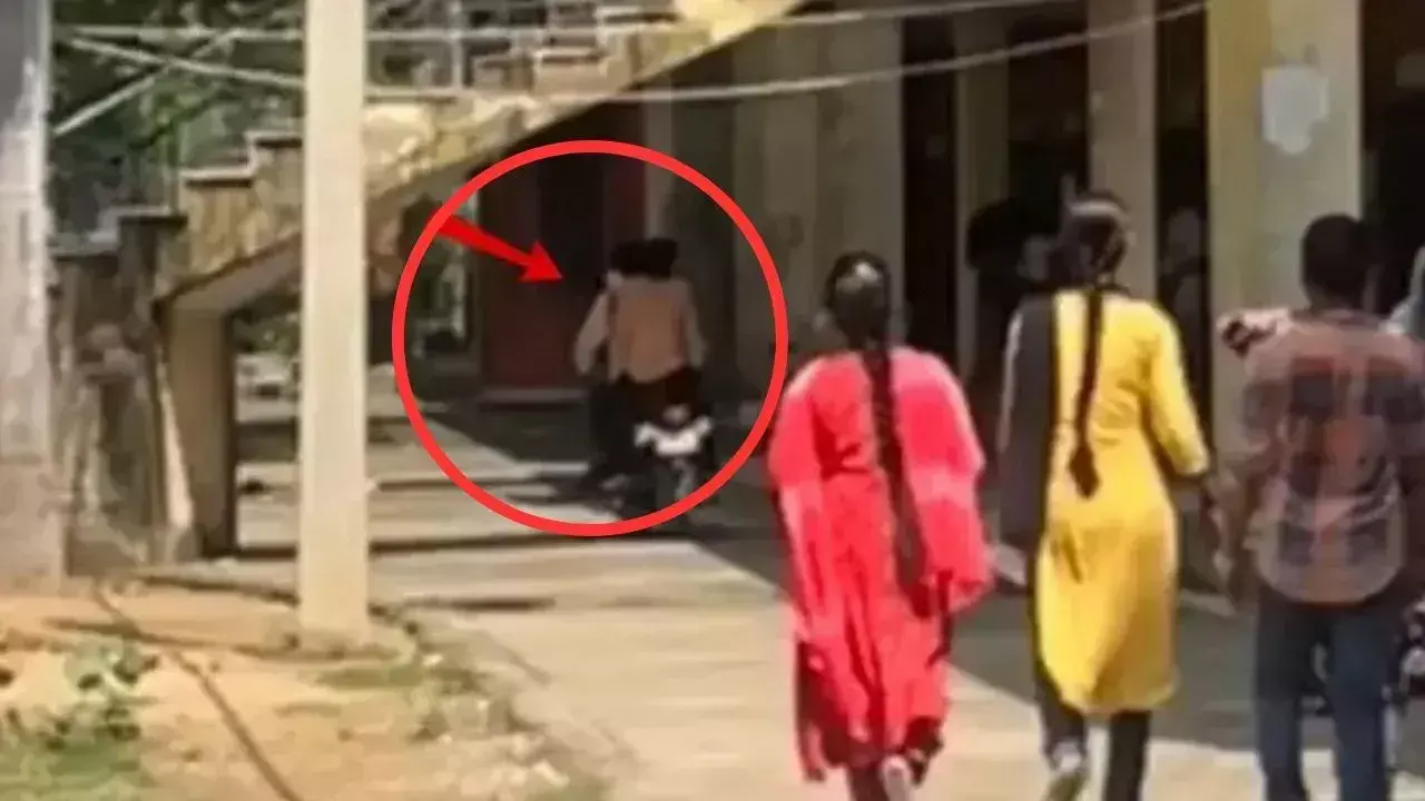 Bareilly: बरेली कॉलेज में छात्रा का बुलेट स्टाइल एंट्री, सब रह गए हैरान Bareilly: बरेली कॉलेज में छात्रा का बुलेट स्टाइल एंट्री, सब रह गए हैरान