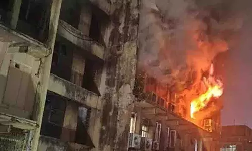 Moghalpura Building में लगी आग से 10 लोगों को बचाया गया, शॉर्ट सर्किट की आशंका Moghalpura Building में लगी आग से 10 लोगों को बचाया गया, शॉर्ट सर्किट की आशंका