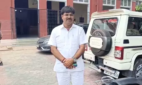 Shahjahanpur: बीजेपी नेता के होटल से कर्मचारियों का अपहरण, बदमाश फरार Shahjahanpur: बीजेपी नेता के होटल से कर्मचारियों का अपहरण, बदमाश फरार