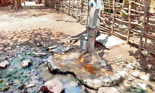 Odisha : सड़कों पर लगे नल और ट्यूबवेल की गंदगी बीमारियों को न्योता दे रही