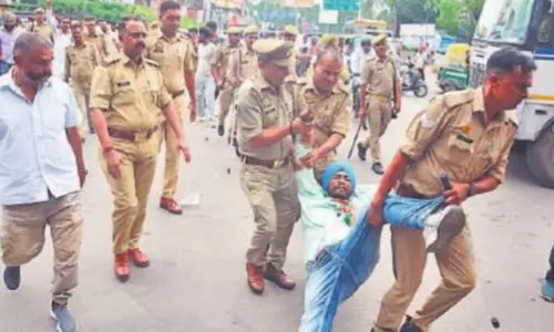 Bareilly: कैंट विधायक के खिलाफ प्रदर्शन में हंगामा, पुलिस ने छीना पुतला Bareilly: कैंट विधायक के खिलाफ प्रदर्शन में हंगामा, पुलिस ने छीना पुतला