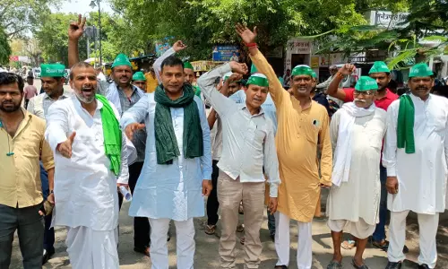 Bareilly: अफीम लाइसेंस रद्द होने पर भड़के किसान, कलेक्ट्रेट पर किया प्रदर्शन Bareilly: अफीम लाइसेंस रद्द होने पर भड़के किसान, कलेक्ट्रेट पर किया प्रदर्शन