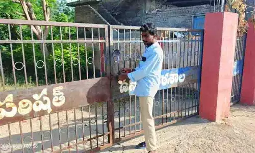 बिल का भुगतान न करने पर Mancherial स्कूल को ताला लगाने के आरोप में ठेकेदार पर मामला दर्ज
