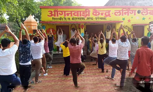 Farrukhabad: योग दिवस पर पिपरगांव और मानिकपुर में हुआ योग पिकनिक का आयोजन
