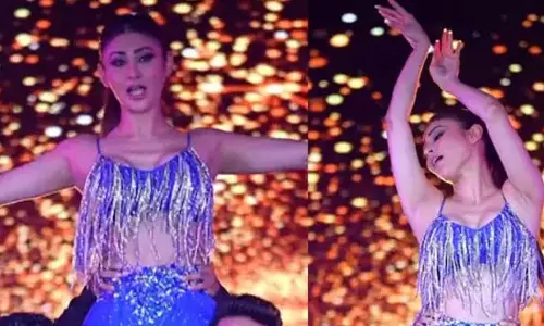 Mouni Roy : किलर डांस मूव्स ने स्टेज पर मचाया धमाल Mouni Roy : किलर डांस मूव्स ने स्टेज पर मचाया धमाल