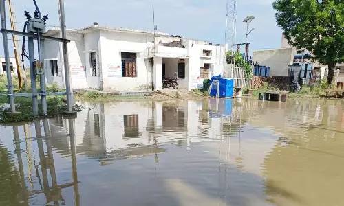 Nawabganj: नगर पंचायत की लापरवाही उजागर, पहली बरसात में उपकेंद्र जलमग्न Nawabganj: नगर पंचायत की लापरवाही उजागर, पहली बरसात में उपकेंद्र जलमग्न