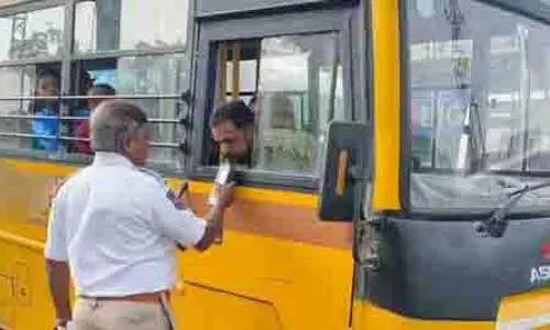 Aminpur में शराब पीकर गाड़ी चलाते पकड़ा गया स्कूल बस ड्राइवर, 3 दिन की जेल Aminpur में शराब पीकर गाड़ी चलाते पकड़ा गया स्कूल बस ड्राइवर, 3 दिन की जेल