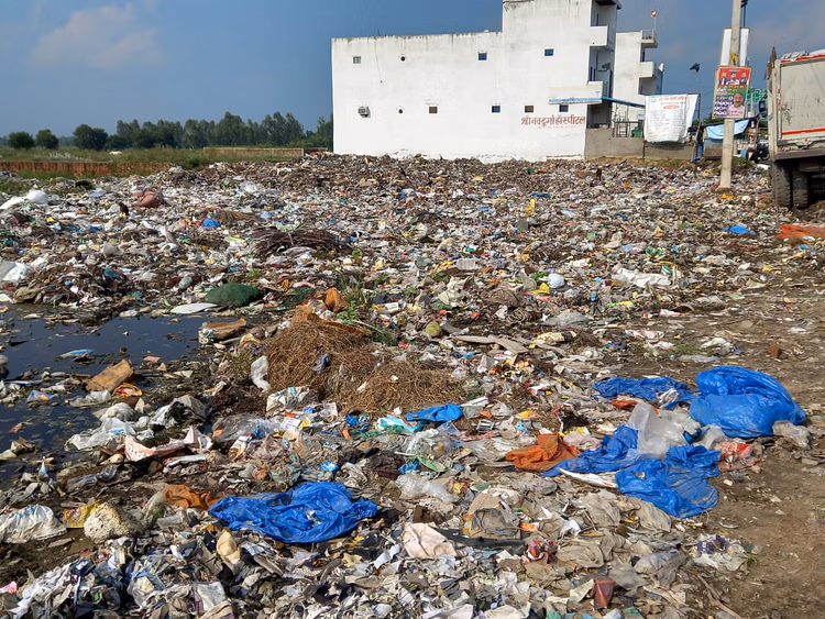 Farrukhabad: कचरा खुले ढंग से ढोने से बढ़ा प्रदूषण