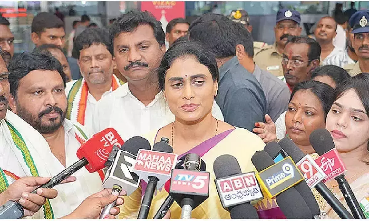 Andhra: शर्मिला ने कहा कि वह KCR की फोन टैपिंग की शिकार हैं Andhra: शर्मिला ने कहा कि वह KCR की फोन टैपिंग की शिकार हैं