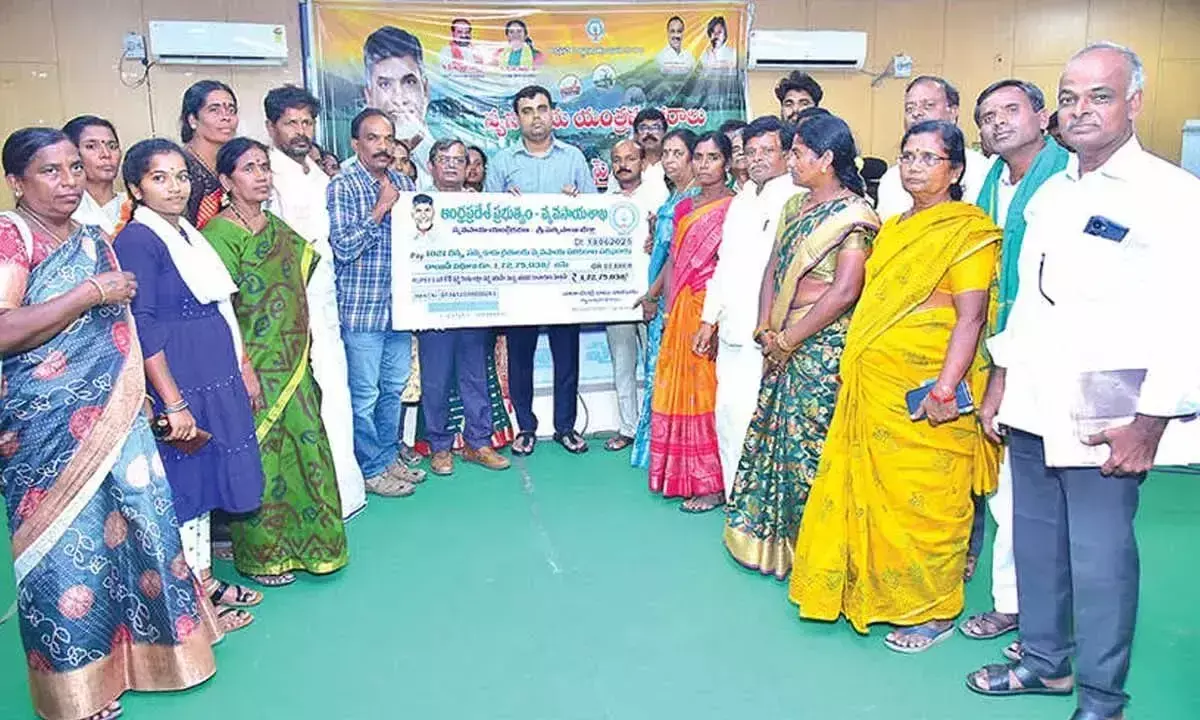 Andhra: सत्य साईं जिले में किसानों को सब्सिडी वाली कृषि मशीनरी वितरित की गई