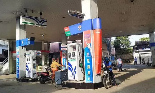Kerala उच्च न्यायालय ने निजी पेट्रोल पंपों पर सार्वजनिक शौचालय बनाने की मांग खारिज की Kerala उच्च न्यायालय ने निजी पेट्रोल पंपों पर सार्वजनिक शौचालय बनाने की मांग खारिज की