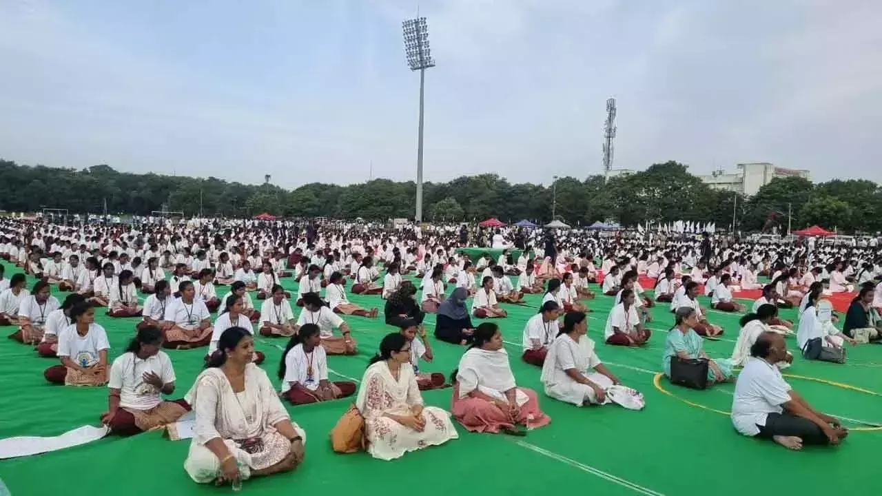 Andhra: योग उत्साही योगंधरा कार्यक्रम के लिए टाटीपुडी जलाशय में एकत्रित हुए Andhra: योग उत्साही योगंधरा कार्यक्रम के लिए टाटीपुडी जलाशय में एकत्रित हुए