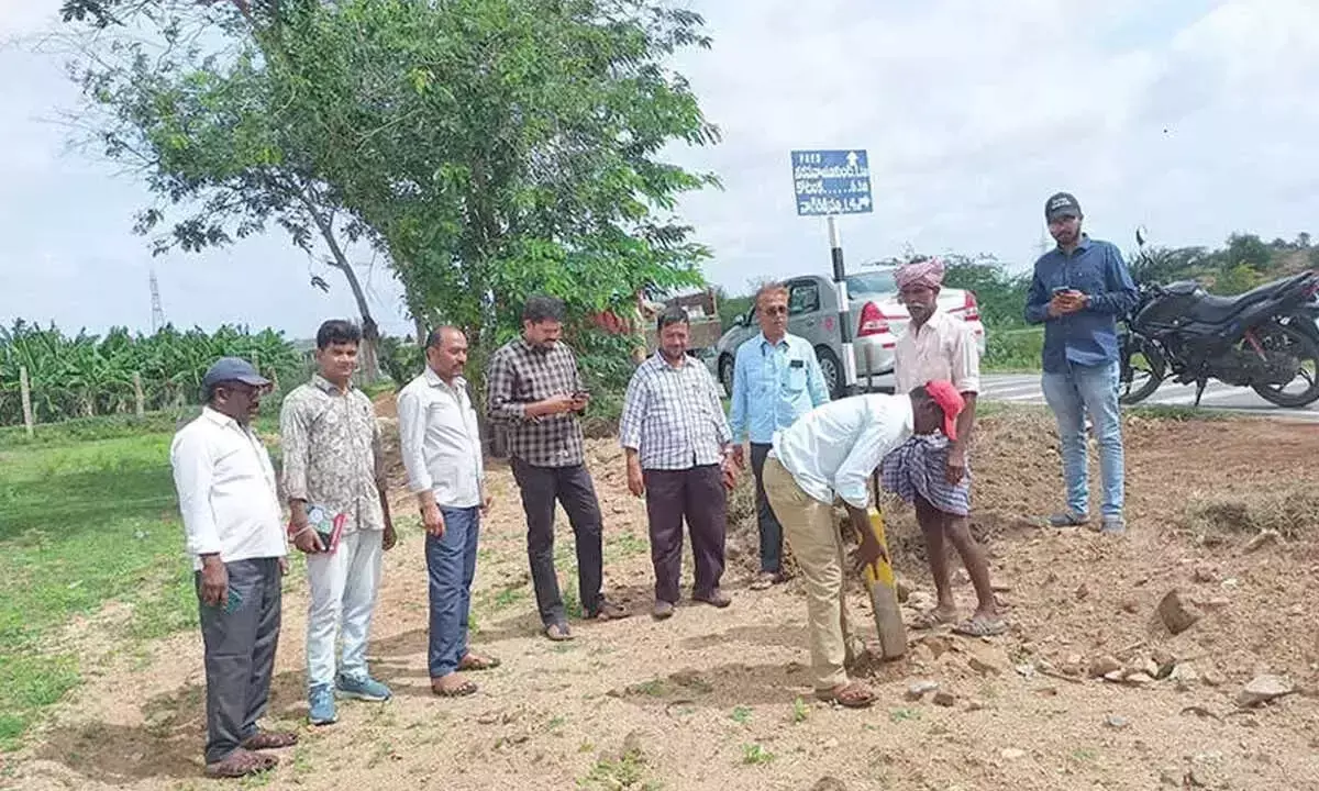 Andhra: अनाधिकृत लेआउट से पत्थर हटाए गए