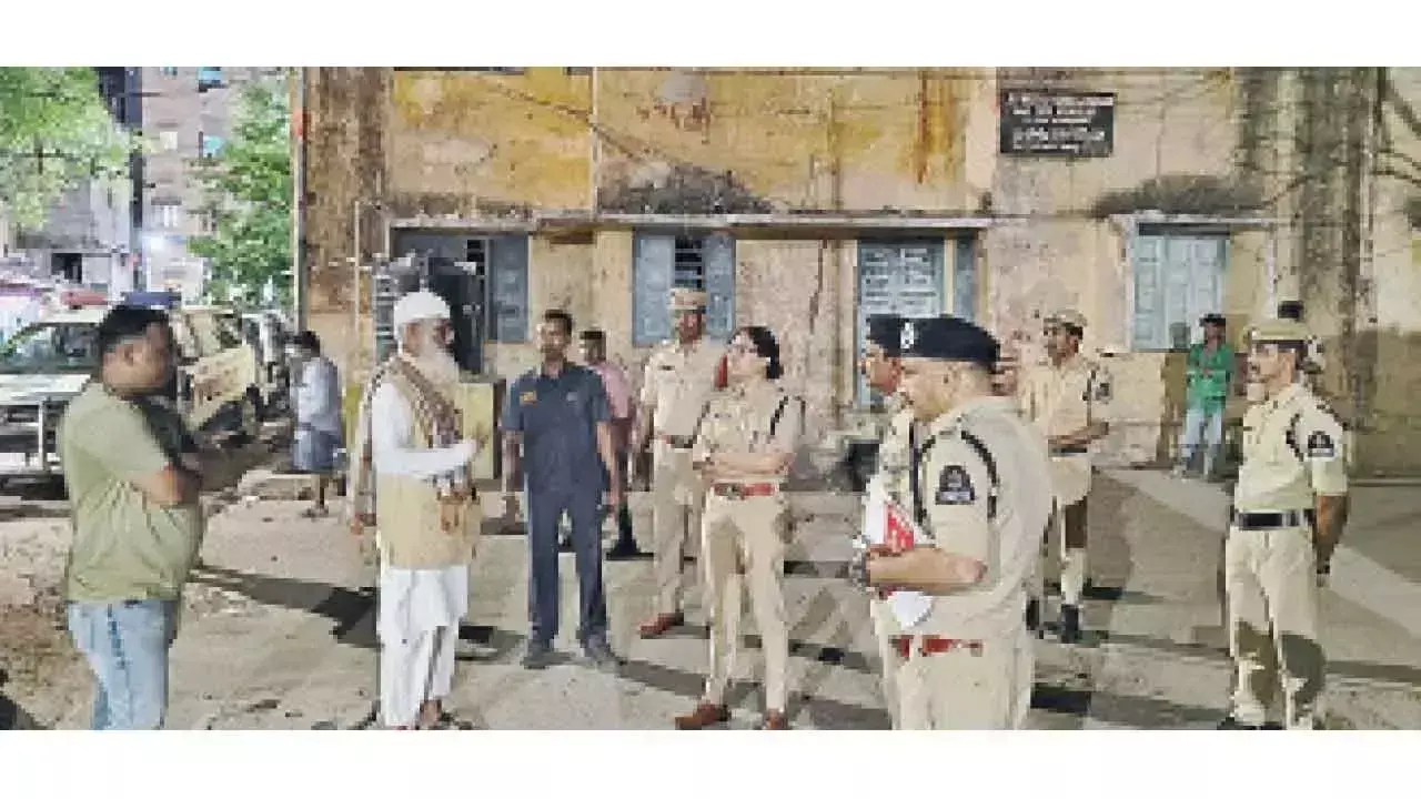 Telangana: पुलिस ने बेगमपेट में घेराबंदी और तलाशी अभियान चलाया Telangana: पुलिस ने बेगमपेट में घेराबंदी और तलाशी अभियान चलाया