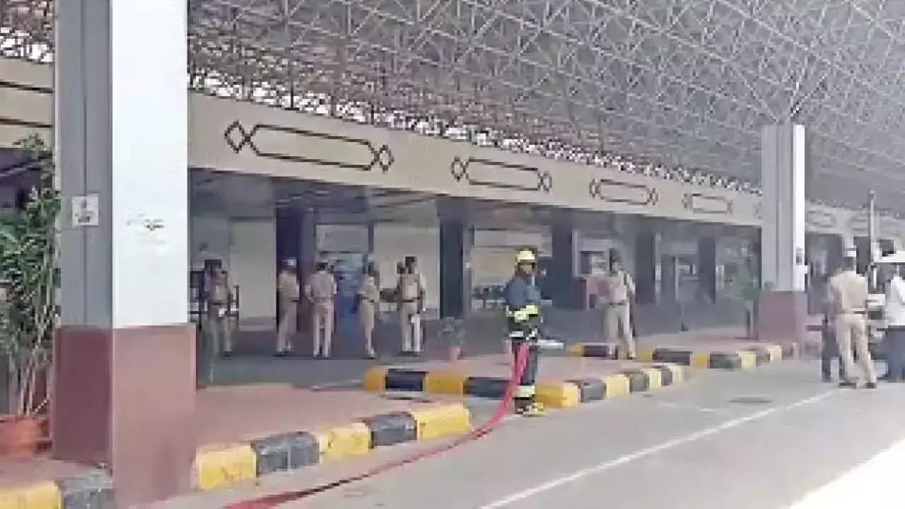 Telangana: बम की धमकी के बाद बेगमपेट हवाईअड्डे पर हाई अलर्ट Telangana: बम की धमकी के बाद बेगमपेट हवाईअड्डे पर हाई अलर्ट