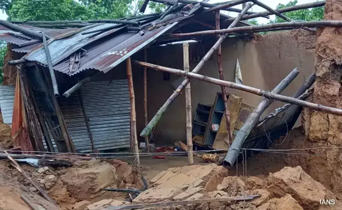 Chakradharpur में भारी बारिश से मिट्टी का घर ढहा, महिला की मौत, तीन बच्चे घायल Chakradharpur में भारी बारिश से मिट्टी का घर ढहा, महिला की मौत, तीन बच्चे घायल