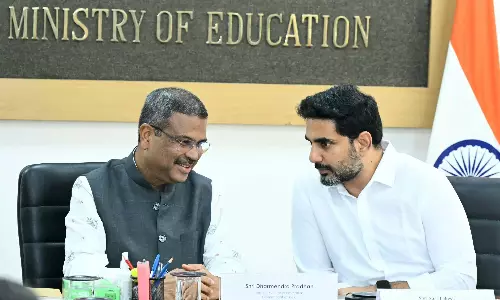 लोकेश ने 5 जुलाई को मेगा PTM कार्यक्रम के लिए धर्मेंद्र प्रधान को आमंत्रित किया लोकेश ने 5 जुलाई को मेगा PTM कार्यक्रम के लिए धर्मेंद्र प्रधान को आमंत्रित किया