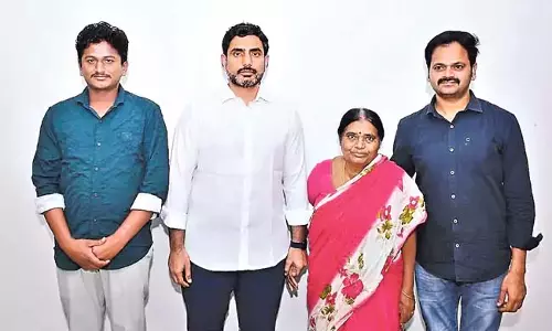 Andhra : लोकेश वेन्ना बालाकोटिरेड्डी के परिवार के साथ खड़े हैं मंत्री ने घर का कर्ज चुकाया Andhra : लोकेश वेन्ना बालाकोटिरेड्डी के परिवार के साथ खड़े हैं मंत्री ने घर का कर्ज चुकाया