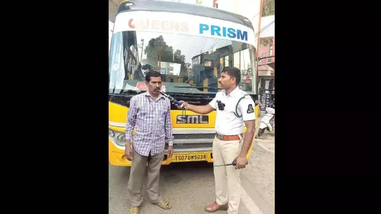 Telangana: ड्यूटी पर नशे में धुत 5 स्कूल बस चालक गिरफ्तार Telangana: ड्यूटी पर नशे में धुत 5 स्कूल बस चालक गिरफ्तार