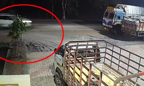 सड़क क्रॉस कर रहे ड्राइवर को कार ने उड़ाया, मौत का LIVE वीडियो
