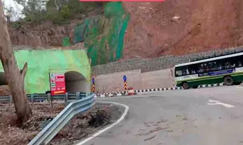 Kotla के निवासियों को बसें शहर से गायब होने के कारण मीलों पैदल चलना पड़ रहा Kotla के निवासियों को बसें शहर से गायब होने के कारण मीलों पैदल चलना पड़ रहा