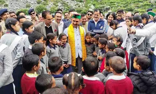 Sukhu ने कुल्लू के सुदूर गांव में ‘सरकार गांव’ कार्यक्रम में भाग लिया