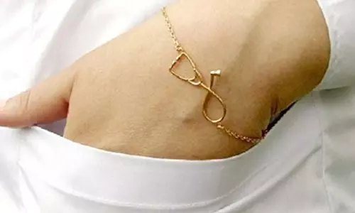 Kerala :  गुड सेमेरिटन नर्सरी स्कूल के कर्मचारी ने मालिक को सोने का कंगन लौटाया