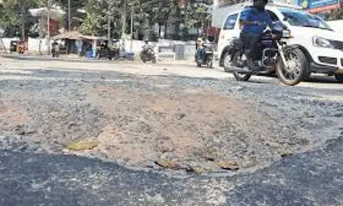 Kollam की हाई-टेक सड़क मानसून में जाल में बदल गई
