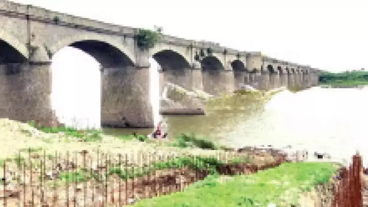 Karnataka: भीमा नदी पर बना निज़ाम युग का सदियों पुराना पुल ढहने की आशंका Karnataka: भीमा नदी पर बना निज़ाम युग का सदियों पुराना पुल ढहने की आशंका