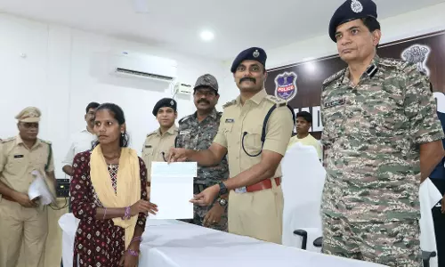 CPI (माओवादी) के 12 सदस्यों ने भद्राद्रि कोठागुडेम पुलिस के समक्ष आत्मसमर्पण किया