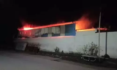 कॉटन गोदाम में आग लगी, लाखों की संपत्ति जलकर खाक कॉटन गोदाम में आग लगी, लाखों की संपत्ति जलकर खाक