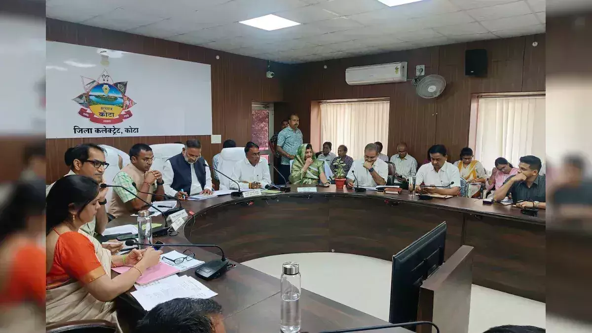 Jaipur: ऊर्जा विभाग की समीक्षा बैठक में मंत्री ने कहा – समस्या समाधान में न हो देरी