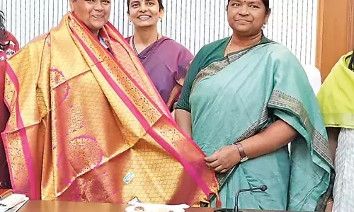 महिलाओं के लिए बस ड्राइविंग प्रशिक्षण: Minister Seethakka महिलाओं के लिए बस ड्राइविंग प्रशिक्षण: Minister Seethakka
