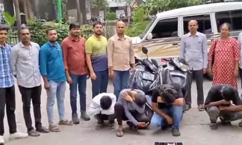 Telangana : बेंगलुरु से लाई गई ड्रग्स को हैदराबाद में बेचने के आरोप में दो गिरफ्तार Telangana : बेंगलुरु से लाई गई ड्रग्स को हैदराबाद में बेचने के आरोप में दो गिरफ्तार