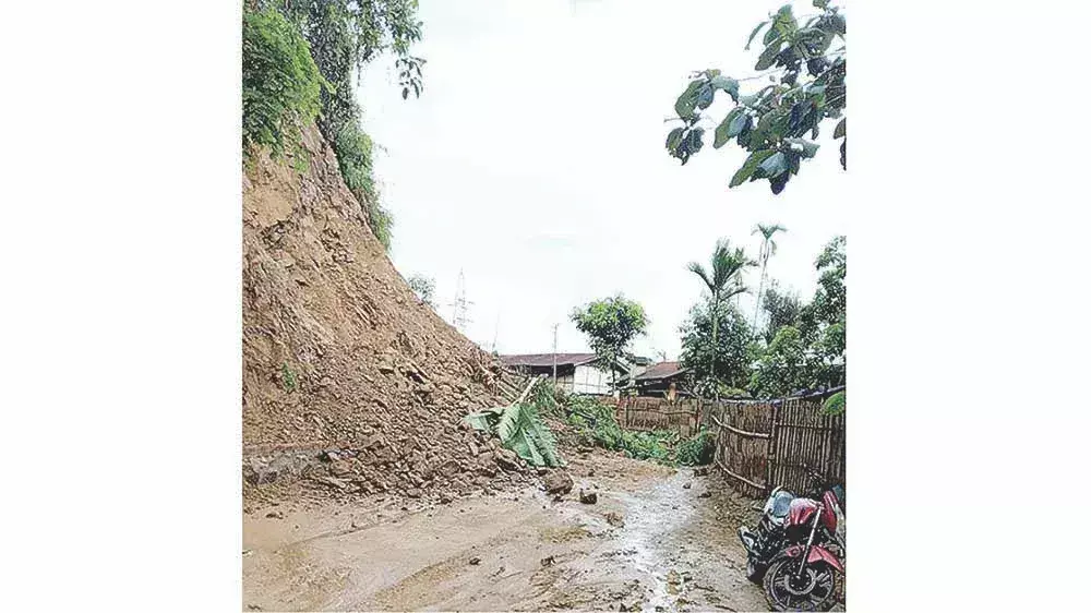 Nagaland : भारी बारिश के कारण भंडारी और मेरापानी में भूस्खलन Nagaland : भारी बारिश के कारण भंडारी और मेरापानी में भूस्खलन