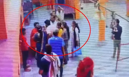 LIVE वीडियो...मंदिर में चौंकाने वाली घटना, मचा हड़कंप LIVE वीडियो...मंदिर में चौंकाने वाली घटना, मचा हड़कंप