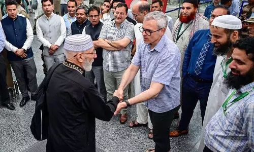 CM उमर अब्दुल्ला ने श्रीनगर हवाई अड्डे पर हज यात्रियों के पहले जत्थे का स्वागत किया CM उमर अब्दुल्ला ने श्रीनगर हवाई अड्डे पर हज यात्रियों के पहले जत्थे का स्वागत किया