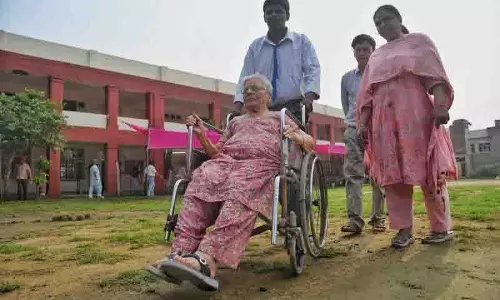 Ludhiana पश्चिम में बुजुर्ग लोग मतदान के लिए जल्दी निकले