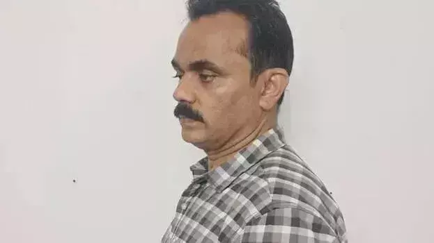Kerala: कन्नूर विश्वविद्यालय के शिक्षक को छात्रा का यौन शोषण करने के आरोप में गिरफ्तार Kerala: कन्नूर विश्वविद्यालय के शिक्षक को छात्रा का यौन शोषण करने के आरोप में गिरफ्तार