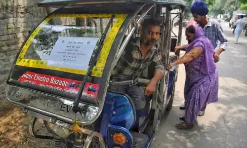 Ludhiana: चुनाव आयोग की वाहन सहायता से बुजुर्गों और दिव्यांगों के लिए मतदान आसान हुआ Ludhiana: चुनाव आयोग की वाहन सहायता से बुजुर्गों और दिव्यांगों के लिए मतदान आसान हुआ