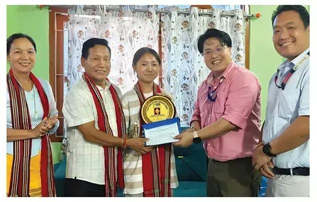 Arunachal: एसबीआई ने NEET-UG टॉपर को नकद प्रोत्साहन दिया Arunachal: एसबीआई ने NEET-UG टॉपर को नकद प्रोत्साहन दिया