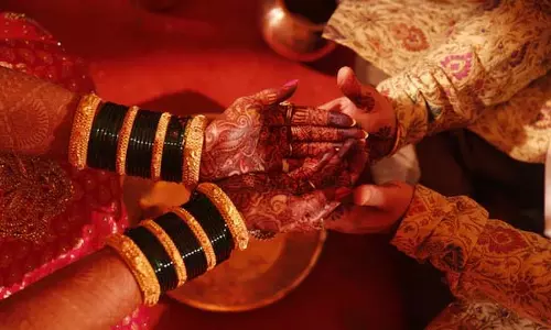 UP : बेटे की मंगेतर से भागकर शादी, पंचायत ने जोड़े को गांव से भगा दिया UP : बेटे की मंगेतर से भागकर शादी, पंचायत ने जोड़े को गांव से भगा दिया