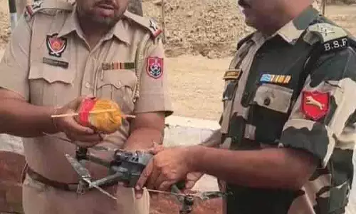 Amritsar: सीमा के पास ड्रोन और हेरोइन जब्त Amritsar: सीमा के पास ड्रोन और हेरोइन जब्त