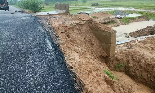 Gumla में नई सड़क पहली ही बारिश में धंसी, लोगों ने उठाए सवाल