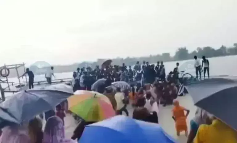 Assam: नलबाड़ी में बीच नदी में नाव टूटी, कई लोगों के लापता होने की आशंका