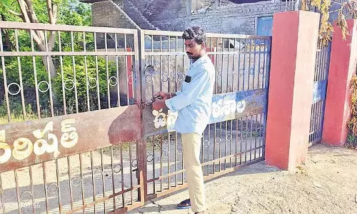 बकाया भुगतान के लिए स्कूल पर ताला बकाया भुगतान के लिए स्कूल पर ताला