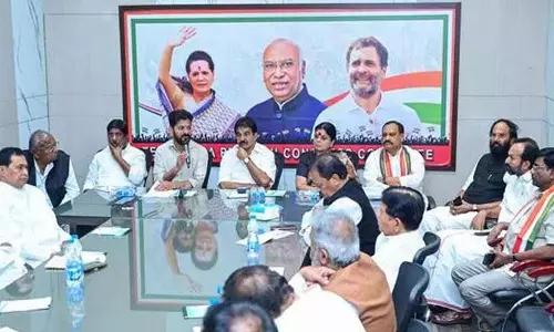 राजनीतिक जाल ने सख्त नेता को असमंजस और व्यवधान में डाल दिया राजनीतिक जाल ने सख्त नेता को असमंजस और व्यवधान में डाल दिया