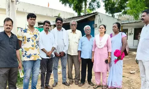Rampachodavaram में रावण के शव का इंतजार करते परिवार के सदस्य