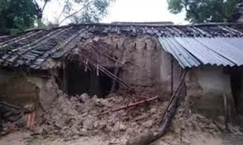 Chaibasa: बारिश से मनोहरपुर में मिट्टी का घर ढहा, बाल-बाल बचा परिवार