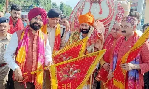 DC-SSP डोडा ने श्री चौंद माता छड़ी यात्रा को हरी झंडी दिखाकर रवाना किया DC-SSP डोडा ने श्री चौंद माता छड़ी यात्रा को हरी झंडी दिखाकर रवाना किया
